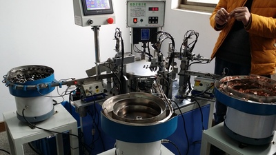 墙壁开关自动铆接机